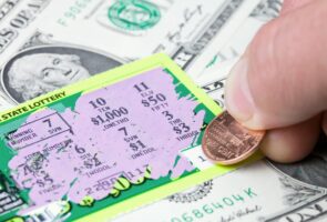 Truck driver from Tennessee gets 0,000 from  Arkansas lottery ticket