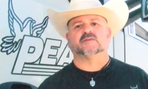 For 20 years, this Texas trucker has worked to ensure needy families have a Thanksgiving meal