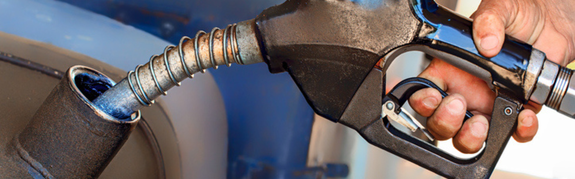 semi truck fueling up