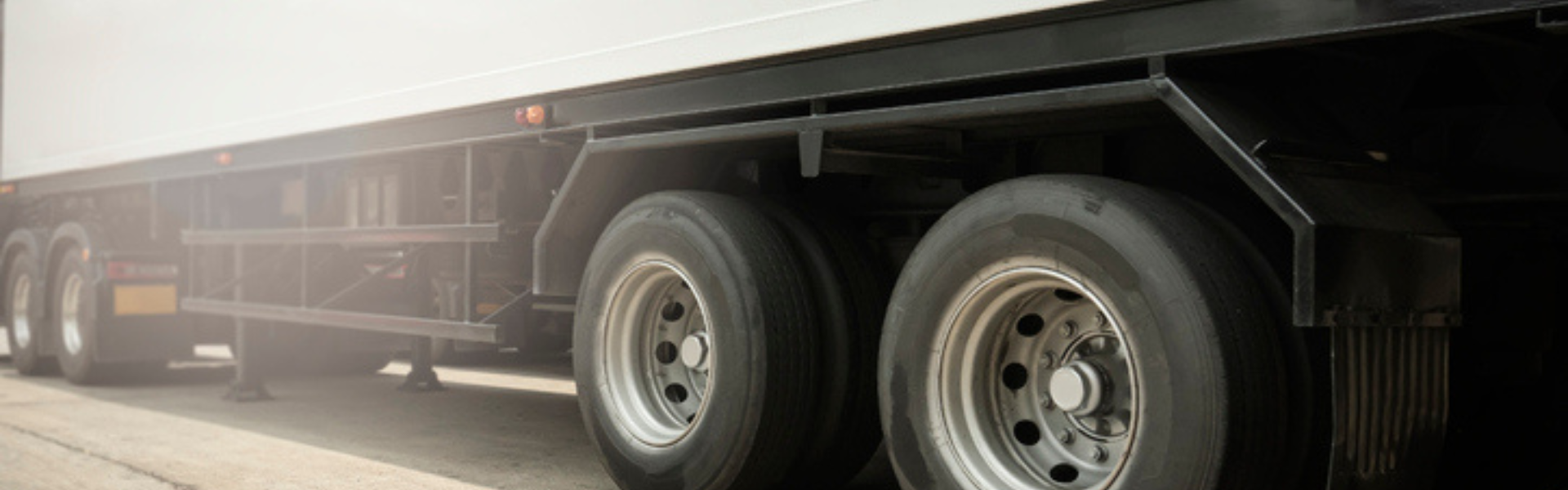 semi trailer with side underride guards