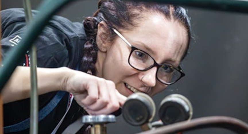 Alyssa Briggs, a 24-year-old trailer mechanic at XPO, Inc., is recognized as the Women in Trucking (WIT) Member of the Month for January 2025. Learn about her inspiring journey from vocational school to breaking barriers in a male-dominated field.