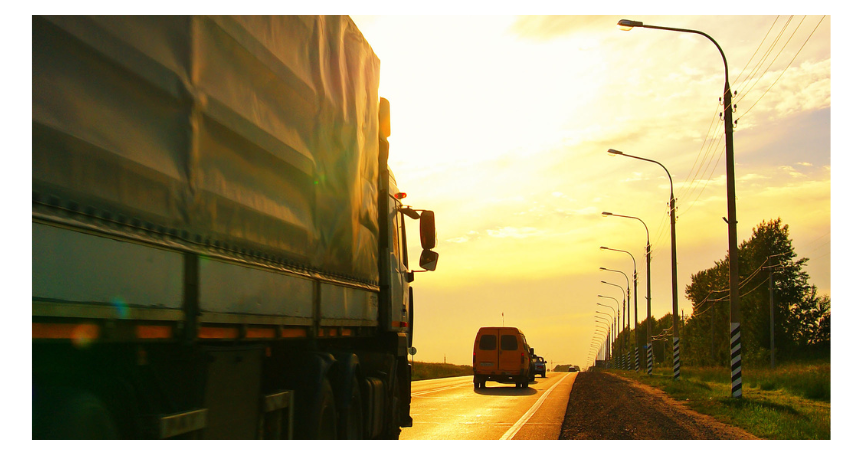 New Jersey’s dense distribution centers and strategic location near major highways and the Port of New York and New Jersey provide truck drivers with diverse routes, specialized freight opportunities, and steady work throughout the region.