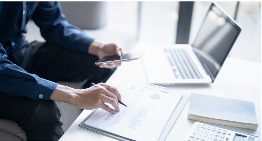 Guaranteed weekly pay can offer more consistent income, but the terms matter. See how mileage, home time, downtime, and availability can affect a truck driver's weekly minimum.