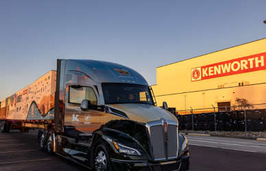 This article highlights the return of a Kenworth T680 to the Chillicothe plant while hauling the 2025 U.S. Capitol Christmas Tree, giving truck drivers a closer look at the cross-country tour, the driver behind the wheel, and how the Kenworth team welcomed “Silver Belle” before it continued to Washington, D.C.