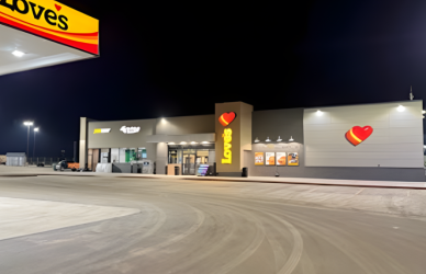 A new Love’s Travel Stop has opened in Sterling, North Dakota, giving truck drivers 59 parking spots, food options, showers, laundry, diesel bays, and easy access to I-94. Here’s what long-haul drivers can expect at the newest stop between Bismarck and Valley City.