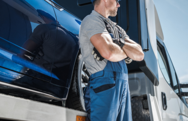 Flatbed drivers rely on 2-inch synthetic webbing straps to secure loads safely and pass DOT inspections. Learn which flatbed straps offer the best strength, weight advantage, and compliance for lumber, steel, and construction freight.