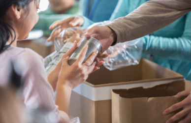 Apex Moving & Storage teamed up with Move For Hunger to haul 1,000 free meal kits to Second Harvest Food Bank in Nashville, supporting families facing food insecurity across Tennessee.