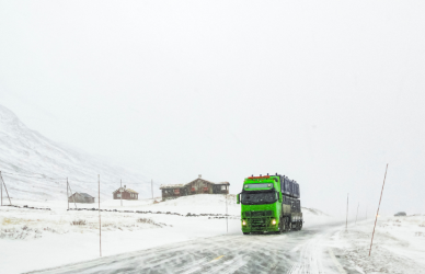 Truck drivers share real winter driving hacks that newer drivers might overlook. From slowing down and spacing out to packing emergency gear, these community-tested tips help keep loads and lives safe when snow and ice hit.