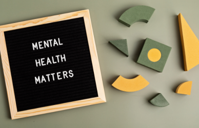 Quick mental health boosters for truck drivers on extended runs, including breathing techniques, stress tracking, simple routines, and connection strategies to reduce fatigue and stay focused behind the wheel.