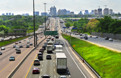 Learn how truck drivers can navigate America’s busiest highways with confidence. Explore effective strategies to manage traffic congestion, fuel inefficiency, and safety risks while ensuring timely deliveries.