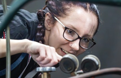 Alyssa Briggs, a 24-year-old trailer mechanic at XPO, Inc., is recognized as the Women in Trucking (WIT) Member of the Month for January 2025. Learn about her inspiring journey from vocational school to breaking barriers in a male-dominated field.